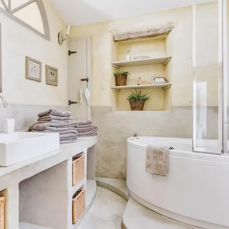 Sleeps 12 Pool Wifi Cavillargues